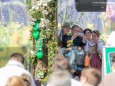 Währenddessen macht BM Andrä Rupprechter ein Selfie hinter der Bühne - Steiermark Frühling 2015 in Wien am Rathausplatz