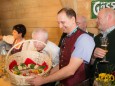 Picknick Korb für Michael Häupl überreicht von Johann Kleinhofer - Steiermark Frühling 2015 in Wien am Rathausplatz