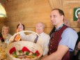 Picknick Korb für Michael Häupl überreicht von Johann Kleinhofer - Steiermark Frühling 2015 in Wien am Rathausplatz