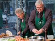 LH Pühringer und Bgm. Franz Dobusch bereiten eine steirische Eierspeis zu