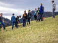 Bepflanzung der zukünftigen Streuobstwiese beim Feldbauer/Fam. Eder am 12. April 2021