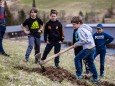 Bepflanzung der zukünftigen Streuobstwiese beim Feldbauer/Fam. Eder am 12. April 2021