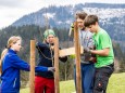 Bepflanzung der zukünftigen Streuobstwiese beim Feldbauer/Fam. Eder am 12. April 2021