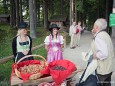 Kerstin und Daniela verteilen Lebkuchen beim Empfang