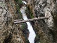 Die Wasserlochklamm - Baumstamm spreizt die Felsen auseinander damit das Wasser durch kann ;-)