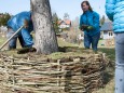 Weidenbau Workshop in Mitterbach für die VolksschülerInnen mit Johanna Digruber, Siegfried Grössbacher und Landschaftsplaner Alois Graf