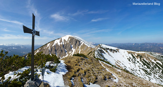 Kleiner-Goeller-Gipfelkreuz-mit-Blick-zum-Goeller