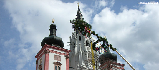 Mariazell Basilika mit Maibaum