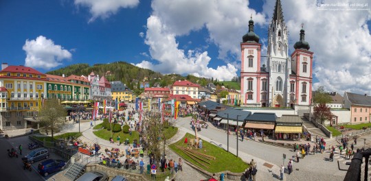 Maibaum-Mariazell-Hauptplatz-2014-Panorama