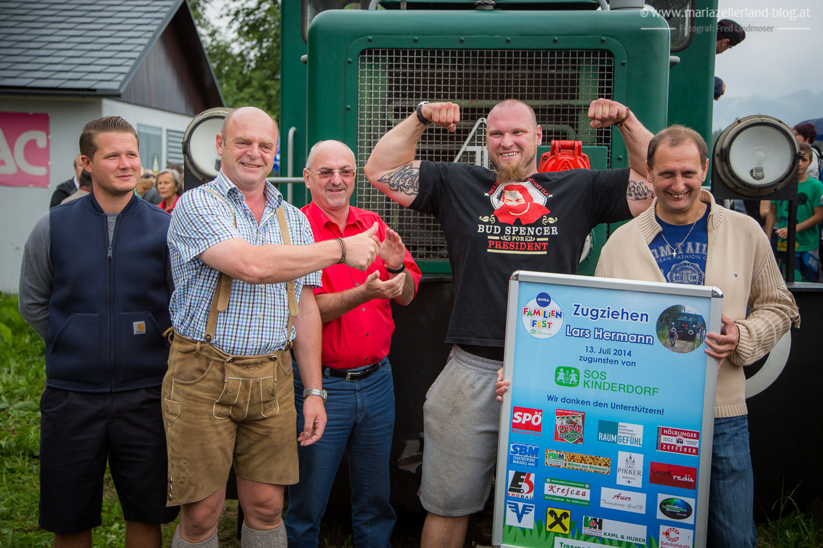 Geschafft - alle glücklich - Lars Hermann und ein Teil der Sponsoren (SPÖ Mariazellerland) für den guten Zweck. Am Sponsorschild nicht ganz zu sehen- Transporte Scheuer und Bahnhofskiosk Kerschbaumer Geschafft - alle glücklich - Lars Hermann und ein Teil der Sponsoren (SPÖ Mariazellerland) für den guten Zweck. Am Sponsorschild nicht ganz zu sehen- Transporte Scheuer und Bahnhofskiosk Kerschbaumer