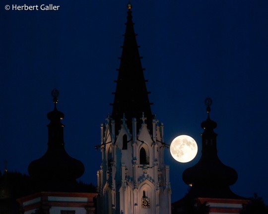 Vollmond-Basilika-(c)-Herbert-Galler