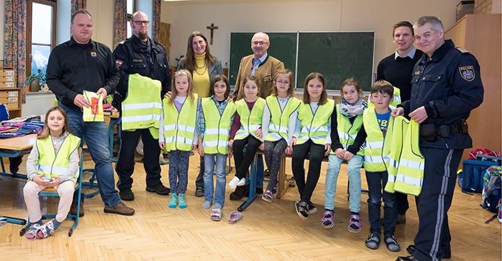 GEMEINSAM.SICHER - Warnwesten für Volksschule & Kindergarten in Mariazell