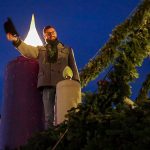 2. Adventkerze am großen Adventkranz in Mariazell entzündet