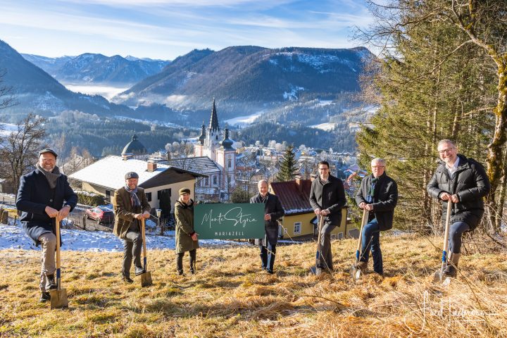 Montestyria Chalets Spatenstich Am Foto vlnr: Siegfried Größbacher (Baukooperative), Peter Lindmoser (Montestyria), Helga Lindmoser (Montestyria), Walter Schweighofer (Bürgermeister Mariazell) , Florian Glitzner (Raiba Mariazell), Franz Göbel (Projektsteuerung), Josef Göbel (Generalunternehmer)