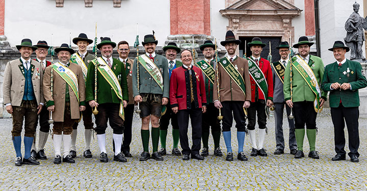 Bezirksstabfuehrer-mit-Landesobmann-des-Steirischen-Blasmusikverbandes-Erich-Riegler_rechts-aussen_Foto-Fred-Lindmoser